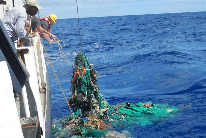 Plávajúca bariéra Ocean Cleanup mala zbierať plasty. Zatiaľ sa jej nedarí